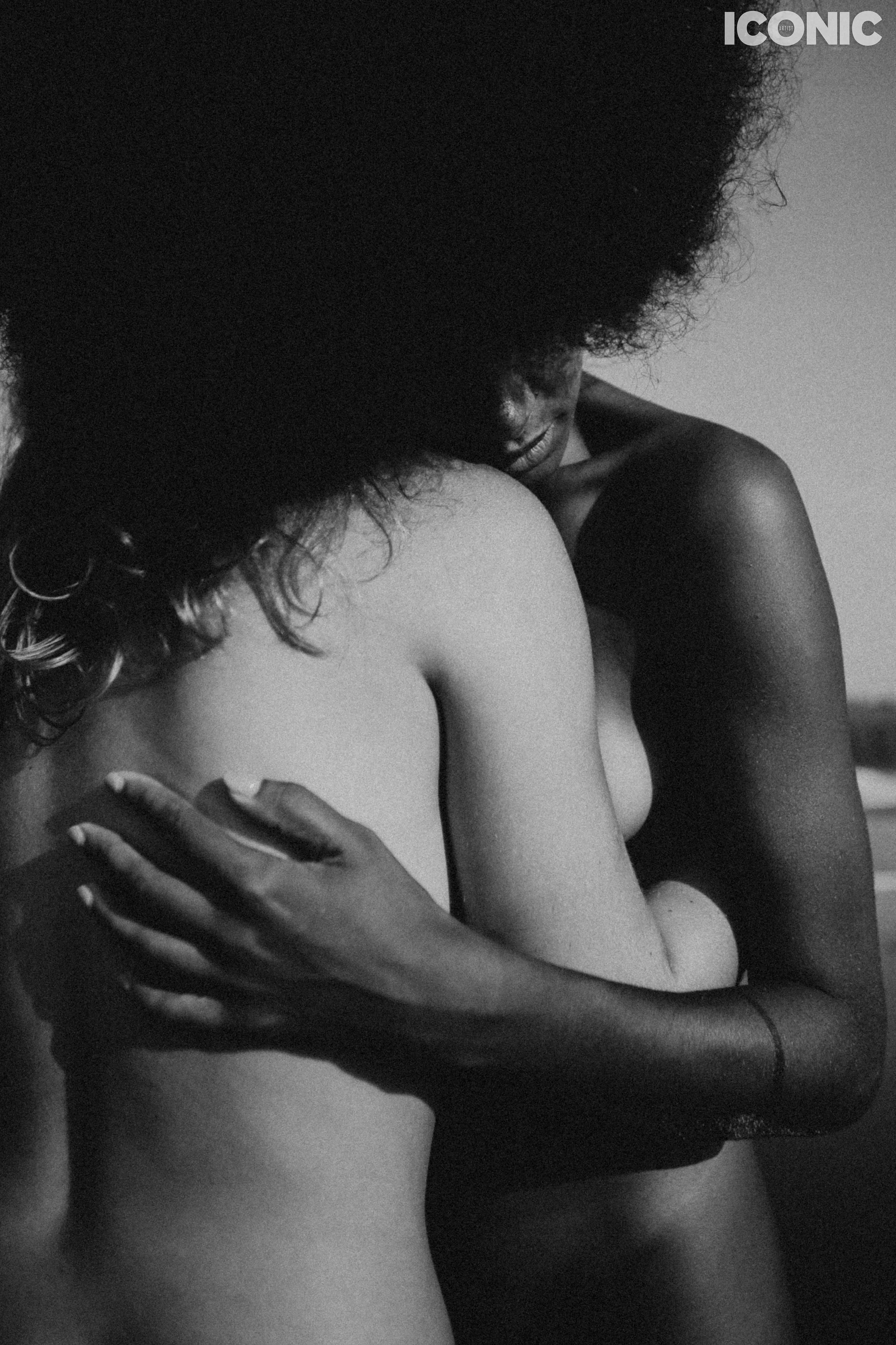 Kokrak va kokrak uchlarini siqib qoying Tochiki dan yuklangan porno seks video